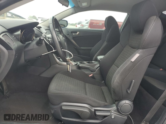 2011 Hyundai Genesis Coupe z VIN KMHHT6KDXBU042700, wystawiony jako Copart lot #50153545 z przebiegiem 143 878 mil mil oraz Szkoda całkowita • Salvage title. Historia ofert i sprzedaży dostępna na DreamBid. Obrazek 7.