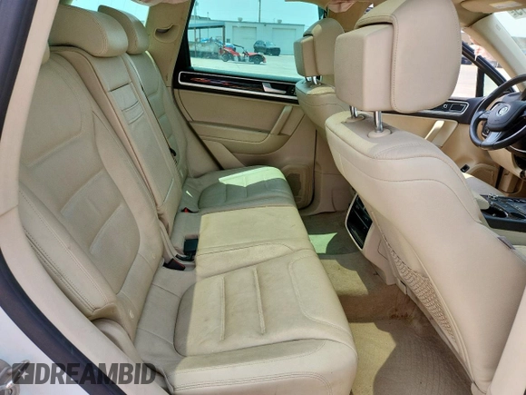 2013 Volkswagen Touareg Exec z VIN WVGEF9BP3DD012463, wystawiony jako Copart lot #57499915 z przebiegiem 104 981 mil mil oraz Szkody całkowita. Historia ofert i sprzedaży dostępna na DreamBid. Obrazek 11.