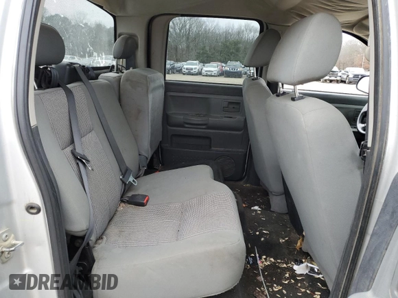 2010 Dodge Dakota Bighorn/Lonestar z VIN 1D7CE3GK3AS202401, wystawiony jako Copart lot #87529045 z przebiegiem 175 258 mil mil oraz Czysty tytuł • Clean title. Historia ofert i sprzedaży dostępna na DreamBid. Obrazek 10.