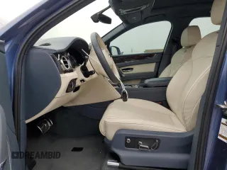 2019 Bentley Bentayga V8 z VIN SJAAM2ZV5KC024865, wystawiony jako Copart lot #42869533 z przebiegiem 23 687 mil mil oraz . Historia ofert i sprzedaży dostępna na DreamBid. Obrazek 7.