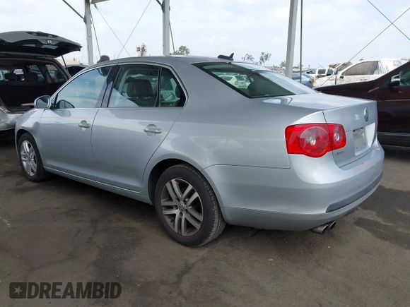 2005 Volkswagen Jetta z VIN 3VWDG71K15M636420, wystawiony jako IAAI lot #42243372 z przebiegiem 171 084 mil mil oraz . Historia ofert i sprzedaży dostępna na DreamBid. Obrazek 3.