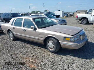 1997 Lincoln Town Car Signature z VIN 1LNLM82W7VY732552, wystawiony jako IAAI lot #42141005 z przebiegiem 105 087 mil mil oraz . Historia ofert i sprzedaży dostępna na DreamBid. Obrazek 1.