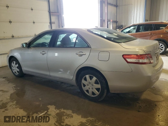 2010 Toyota Camry z VIN 4T1BF3EK9AU009577, wystawiony jako Copart lot #57699745 z przebiegiem 201 492 mil mil oraz Czysty tytuł • Clean title. Historia ofert i sprzedaży dostępna na DreamBid. Obrazek 2.