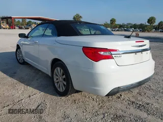 2012 Chrysler 200 Touring z VIN 1C3BCBEB2CN139225, wystawiony jako IAAI lot #42214609 z przebiegiem 101 516 mil mil oraz . Historia ofert i sprzedaży dostępna na DreamBid. Obrazek 3.