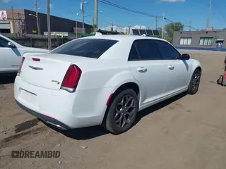 2015 Chrysler 300 S z VIN 2C3CCAGG6FH736320, wystawiony jako IAAI lot #42270198 z przebiegiem 131 549 mil mil oraz . Historia ofert i sprzedaży dostępna na DreamBid. Obrazek 4.