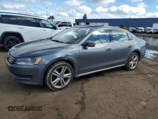 2015 Volkswagen Passat SE z VIN 1VWBV7A38FC030038, wystawiony jako Copart lot #58314365 z przebiegiem 121 533 mil mil oraz Czysty tytuł • Clean title. Historia ofert i sprzedaży dostępna na DreamBid. Obrazek 1.