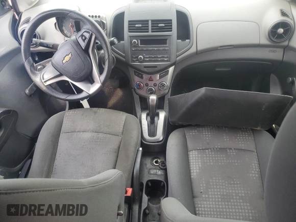 2013 Chevrolet Sonic LS z VIN 1G1JA5SH9D4211285, wystawiony jako Copart lot #51173585 z przebiegiem 105 360 mil mil oraz Szkoda całkowita • Salvage title. Historia ofert i sprzedaży dostępna na DreamBid. Obrazek 8.