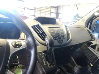 2015 Ford Transit Cargo z VIN 1FTNR1ZM8FKA45398, wystawiony jako IAAI lot #42521006 z przebiegiem 111 526 mil mil oraz . Historia ofert i sprzedaży dostępna na DreamBid. Obrazek 33.