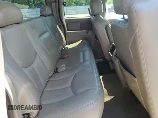 2005 GMC Sierra 1500 SLE z VIN 2GTEK19B151283840, wystawiony jako Copart lot #63854695 z przebiegiem 169 130 mil mil oraz Czysty tytuł • Clean title. Historia ofert i sprzedaży dostępna na DreamBid. Obrazek 10.