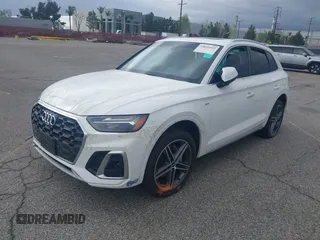 2021 Audi Q5 Premium Plus z VIN WA1E2AFY1M2088449, wystawiony jako IAAI lot #39055032 z przebiegiem 83 555 mil mil oraz . Historia ofert i sprzedaży dostępna na DreamBid. Obrazek 2.