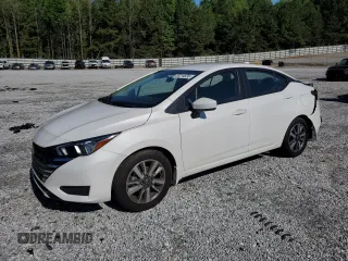 2024 Nissan Versa SV z VIN 3N1CN8EV6RL877256, wystawiony jako Copart lot #55314635 z przebiegiem 4 750 mil mil oraz Szkoda całkowita • Salvage title. Historia ofert i sprzedaży dostępna na DreamBid. Obrazek 1.
