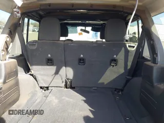 2021 Jeep Wrangler Unlimited Sahara Altitude z VIN 1C4HJXEN9MW645794, wystawiony jako IAAI lot #41807183 z przebiegiem 84 043 mil mil oraz . Historia ofert i sprzedaży dostępna na DreamBid. Obrazek 18.
