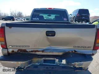 2002 Chevrolet Silverado 2500HD LS with VIN 1GCHK23U82F237150, listed as a IAAI auction lot 41918083 with 173,724 mi miles. Bid and sale history available at carsss.com. Image 17.