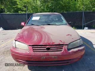 1997 Toyota Camry LE z VIN 4T1BG22K1VU113126, wystawiony jako IAAI lot #42257715 z przebiegiem 177 605 mil mil oraz . Historia ofert i sprzedaży dostępna na DreamBid. Obrazek 6.