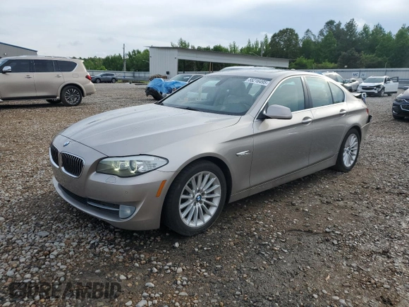 2011 BMW 5 Series 535i z VIN WBAFR7C51BC607779, wystawiony jako Copart lot #55216495 z przebiegiem 130 784 mil mil oraz Szkody całkowita. Historia ofert i sprzedaży dostępna na DreamBid. Obrazek 1.