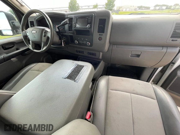 2018 Nissan NV Cargo SV z VIN 1N6AF0LY0JN812842, wystawiony jako Copart lot #56940755 z przebiegiem 203 890 mil mil oraz Tytuł czysty. Historia ofert i sprzedaży dostępna na DreamBid. Obrazek 9.