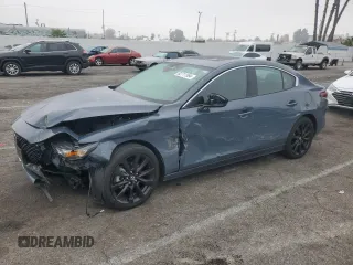 2022 Mazda 3 Carbon Edition z VIN 3MZBPACL1NM310563, wystawiony jako Copart lot #82711584 z przebiegiem 14 336 mil mil oraz Szkoda całkowita • Salvage title. Historia ofert i sprzedaży dostępna na DreamBid. Obrazek 1.