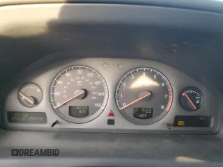 2002 Volvo V70 with VIN YV1SW61R422229256, listed as a Copart auction lot 76397624 with 118,235 mi miles and Salvage Title. Bid and sale history available at carsss.com. Image 9.