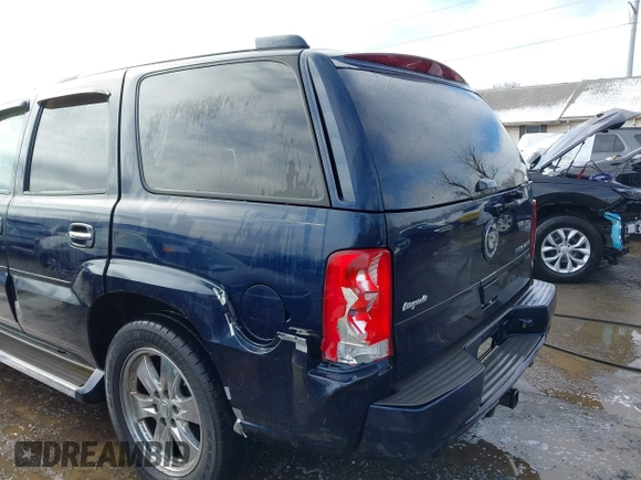 2006 Cadillac Escalade z VIN 1GYEK63N66R127117, wystawiony jako IAAI lot #41570716 z przebiegiem 126 637 mil mil oraz . Historia ofert i sprzedaży dostępna na DreamBid. Obrazek 6.