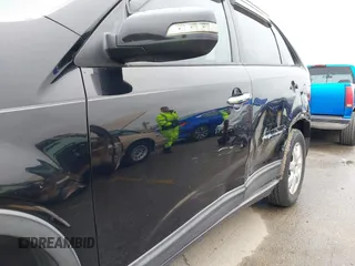2013 Kia Sorento LX z VIN 5XYKT3A68DG388695, wystawiony jako IAAI lot #41809229 z przebiegiem 157 966 mil mil oraz . Historia ofert i sprzedaży dostępna na DreamBid. Obrazek 6.