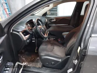 2016 Jeep Cherokee Latitude z VIN 1C4PJMCB1GW367092, wystawiony jako IAAI lot #41101266 z przebiegiem 96 500 mil mil oraz . Historia ofert i sprzedaży dostępna na DreamBid. Obrazek 5.