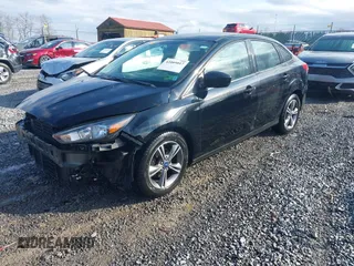 2018 Ford Focus SE z VIN 1FADP3FE9JL255818, wystawiony jako IAAI lot #42009017 z przebiegiem 79 329 mil mil oraz . Historia ofert i sprzedaży dostępna na DreamBid. Obrazek 18.