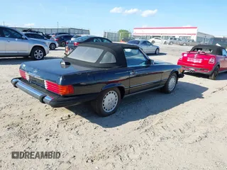 1986 Mercedes-Benz 560 Series 560SL with VIN WDBBA48D2GA055024, listed as a IAAI auction lot 41888928 with 118,569 mi miles. Bid and sale history available at carsss.com. Image 4.