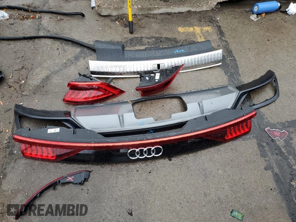 2020 Audi Q8 Premium Plus z VIN WA1EVAF1XLD004366, wystawiony jako Copart lot #75661534 z przebiegiem 52 301 mil mil oraz Szkoda całkowita • Salvage title. Historia ofert i sprzedaży dostępna na DreamBid. Obrazek 13.
