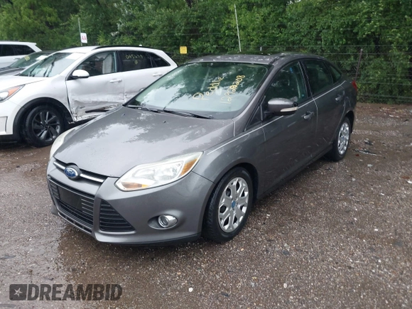 2012 Ford Focus SE z VIN 1FAHP3F20CL138736, wystawiony jako IAAI lot #42315862 z przebiegiem 231 570 mil mil oraz . Historia ofert i sprzedaży dostępna na DreamBid. Obrazek 2.