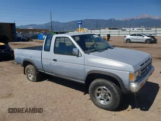 1992 Nissan Frontier SE z VIN 1N6HD16Y8NC358458, wystawiony jako Copart lot #62064905 z przebiegiem 226 678 mil mil oraz Czysty tytuł • Clean title. Historia ofert i sprzedaży dostępna na DreamBid. Obrazek 4.