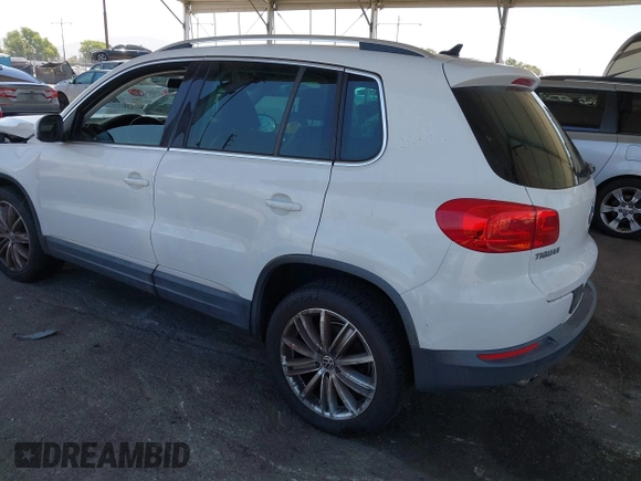 2013 Volkswagen Tiguan SE z VIN WVGAV7AX9DW514874, wystawiony jako IAAI lot #42686433 z przebiegiem 101 782 mil mil oraz . Historia ofert i sprzedaży dostępna na DreamBid. Obrazek 3.