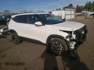 2024 Kia Seltos EX z VIN KNDERCAA3R7596858, wystawiony jako Copart lot #78486404 z przebiegiem 2 392 mil mil oraz Szkoda całkowita • Salvage title. Historia ofert i sprzedaży dostępna na DreamBid. Obrazek 4.