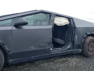 2024 Tesla Cybertruck z VIN 7G2CEHED0RA043898, wystawiony jako IAAI lot #41828143 z przebiegiem 8285 mil mil oraz . Historia ofert i sprzedaży dostępna na DreamBid. Obrazek 21.