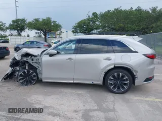 2024 Mazda CX-90 S z VIN JM3KK1HC0R1135680, wystawiony jako IAAI lot #42492399 z przebiegiem 38 940 mil mil oraz . Historia ofert i sprzedaży dostępna na DreamBid. Obrazek 15.