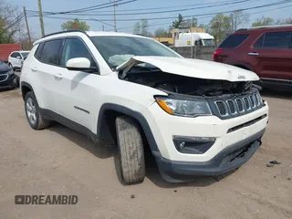 2019 Jeep Compass Latitude z VIN 3C4NJCBB1KT646706, wystawiony jako IAAI lot #42124888 z przebiegiem 80 769 mil mil oraz . Historia ofert i sprzedaży dostępna na DreamBid. Obrazek 1.