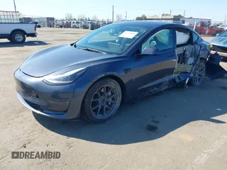 2022 Tesla Model 3 Long Range z VIN 5YJ3E1EB2NF251772, wystawiony jako IAAI lot #41773684 z przebiegiem 28 500 mil mil oraz . Historia ofert i sprzedaży dostępna na DreamBid. Obrazek 2.