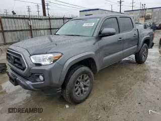 2023 Toyota Tacoma SR5 z VIN 3TMAZ5CN0PM210118, wystawiony jako Copart lot #45155295 z przebiegiem 21 347 mil mil oraz Szkody całkowita. Historia ofert i sprzedaży dostępna na DreamBid. Obrazek 1.