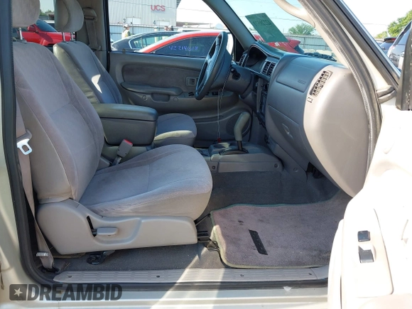 2001 Toyota Tacoma PreRunner z VIN 5TEGN92N41Z768370, wystawiony jako IAAI lot #42228571 z przebiegiem 172 317 mil mil oraz . Historia ofert i sprzedaży dostępna na DreamBid. Obrazek 5.