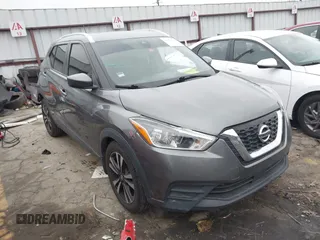 2020 Nissan Kicks SV z VIN 3N1CP5CV9LL519118, wystawiony jako IAAI lot #41899493 z przebiegiem 105 857 mil mil oraz . Historia ofert i sprzedaży dostępna na DreamBid. Obrazek 1.