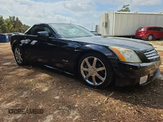 2008 Cadillac XLR z VIN 1G6YV36A885600899, wystawiony jako Copart lot #48151105 z przebiegiem 80 905 mil mil oraz Tytuł czysty. Historia ofert i sprzedaży dostępna na DreamBid. Obrazek 1.