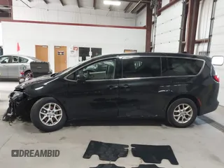 2017 Chrysler Pacifica Touring with VIN 2C4RC1DGXHR585294, listed as a IAAI auction lot 41971914 with 153,028 mi miles and . Bid and sale history available at DreamBid. Image 13.