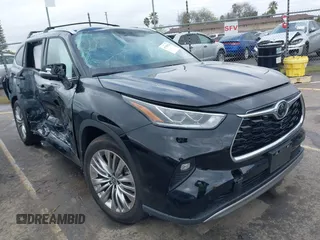 2024 Toyota Highlander LE z VIN 5TDKDRBH3RS551814, wystawiony jako IAAI lot #41791824 z przebiegiem 9 859 mil mil oraz . Historia ofert i sprzedaży dostępna na DreamBid. Obrazek 1.