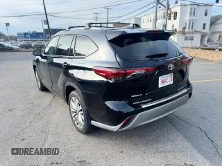 2022 Toyota Highlander Platinum z VIN 5TDFZRBH0NS226809, wystawiony jako Copart lot #51350925 z przebiegiem 25 146 mil mil oraz Czysty tytuł • Clean title. Historia ofert i sprzedaży dostępna na DreamBid. Obrazek 3.
