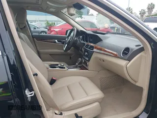 2013 Mercedes-Benz C 250 Sport z VIN WDDGF4HB6DA783387, wystawiony jako IAAI lot #42169798 z przebiegiem 69 168 mil mil oraz . Historia ofert i sprzedaży dostępna na DreamBid. Obrazek 5.