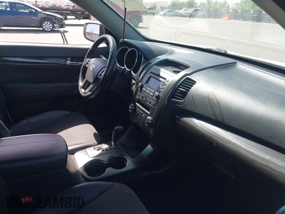 2011 Kia Sorento EX z VIN 5XYKUDA29BG090671, wystawiony jako IAAI lot #42268857 z przebiegiem 146 770 mil mil oraz . Historia ofert i sprzedaży dostępna na DreamBid. Obrazek 5.