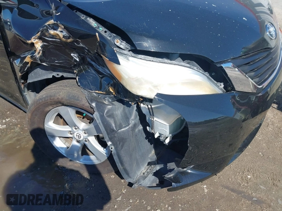 2012 Toyota Sienna LE AAS with VIN 5TDKK3DC3CS263240, listed as a IAAI auction lot 41810686 with 232,026 mi miles. Bid and sale history available at carsss.com. Image 6.