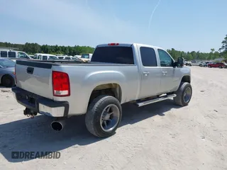 2013 GMC Sierra 2500HD SLT z VIN 1GT121E86DF195303, wystawiony jako IAAI lot #42181435 z przebiegiem 229 818 mil mil oraz . Historia ofert i sprzedaży dostępna na DreamBid. Obrazek 4.