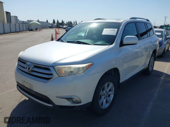 2013 Toyota Highlander z VIN 5TDZK3EH7DS127798, wystawiony jako IAAI lot #42372808 z przebiegiem 176 190 mil mil oraz . Historia ofert i sprzedaży dostępna na DreamBid. Obrazek 20.