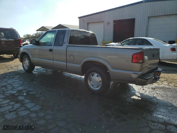 2002 GMC Sonoma SLS with VIN 1GTCS19W028235152, listed as a Copart auction lot 77214224 with 186,339 mi miles and Salvage Title. Bid and sale history available at carsss.com. Image 2.