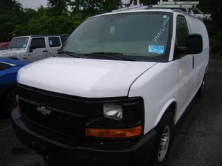 2015 Chevrolet Express Cargo z VIN 1GCWGFCF4F1154111, wystawiony jako IAAI lot #42521109 z przebiegiem 140 562 mil mil oraz . Historia ofert i sprzedaży dostępna na DreamBid. Obrazek 5.